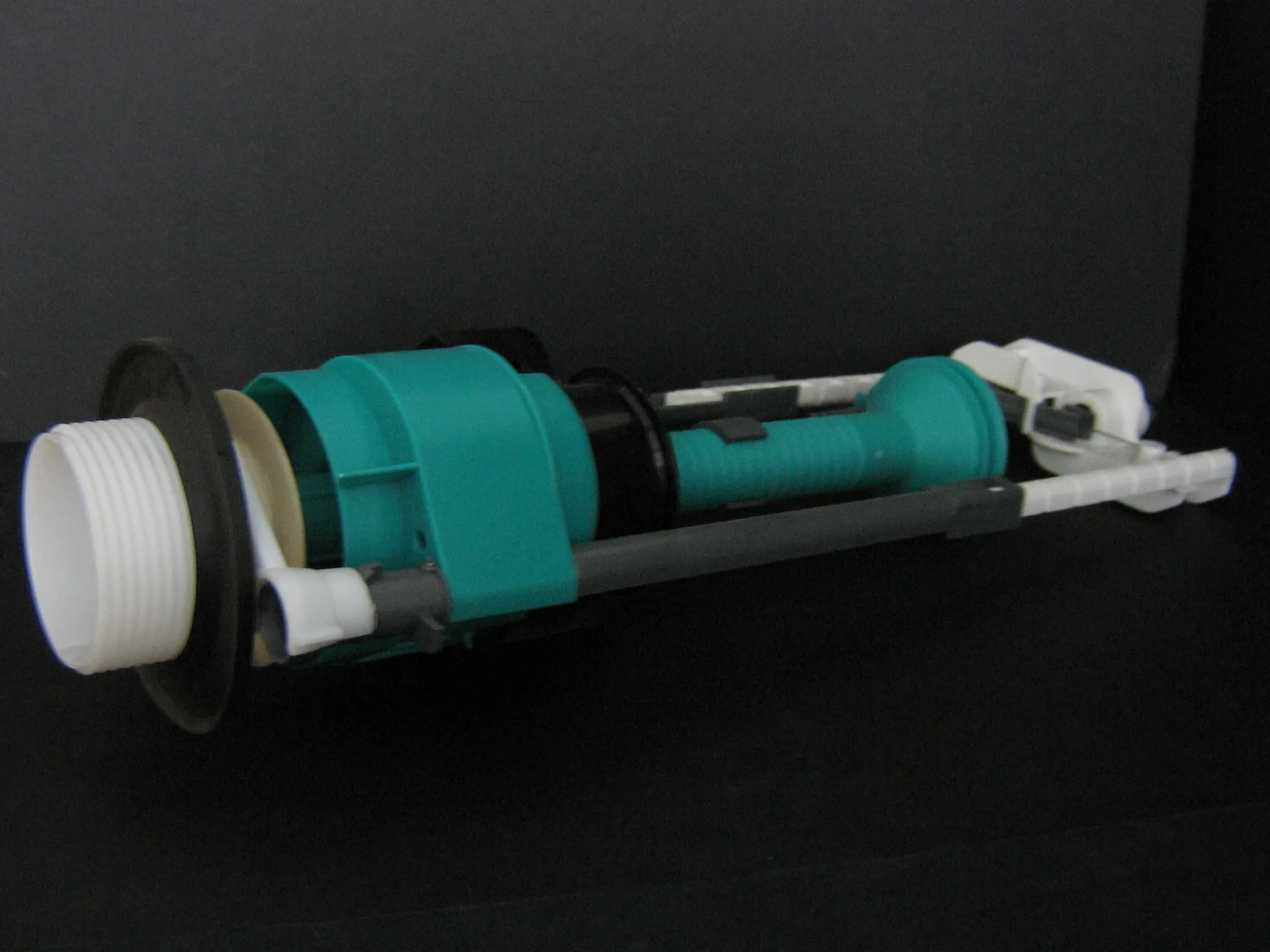 Pneumatic flush valve with rubber seal